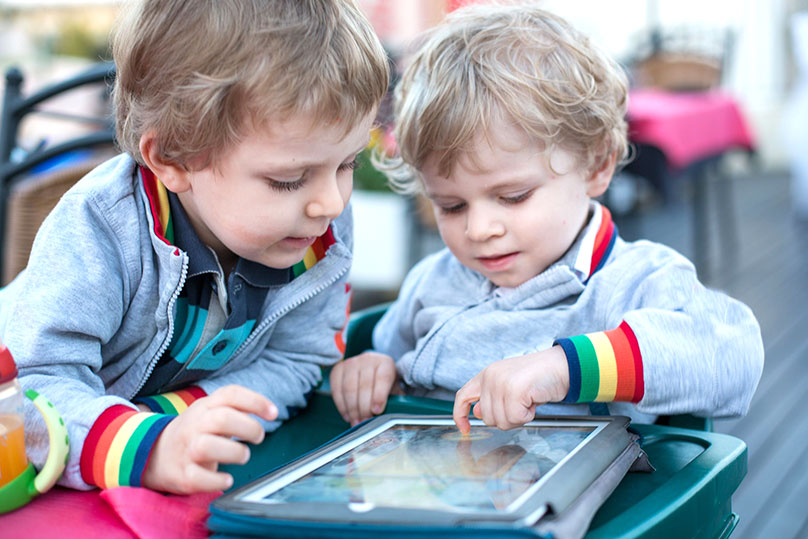 boys-with-ipad