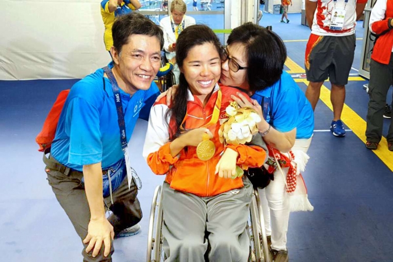 Yip Pin Xiu celebrates with her parents Chee Khiong and Margaret after winning the 50-metre backstroke S2 on Thursday evening. The Straits Times